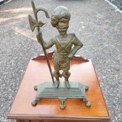 AN ANTIQUE BRASS SCOTTISH SOLDIER WITH HALBERD DOOR STOP