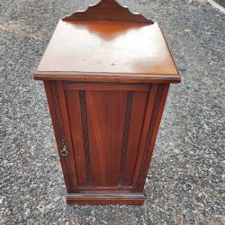 AN EDWARDIAN MAHOGANY BEDSIDE CABINET AN EDWARDIAN MAHOGANY BEDSIDE CABINET