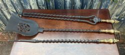 A FINE SET OF REGENCY BRASS AND STEEL FIRE IRONS