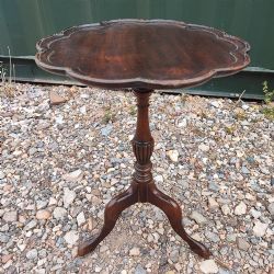 ANTIQUE SMALL LAMP OR WINE TABLE IN MAHOGANY