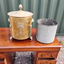 AN ANTIQUE BRASS ARTS AND CRAFTS COALOR LOG BIN LLLOG B