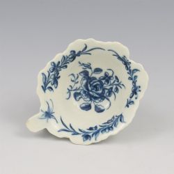 RARE DR WALL FIRST PERIOD WORCESTER PORCELAIN BUTTER BOAT ROSE RUNNING BORDER C1760
