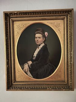 A STRIKING NINETEENTH CENTURY PORTRAIT OF A LADY