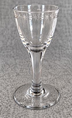 AN ANTIQUE CIRCA 1750 ENGRAVED DRAM GLASS