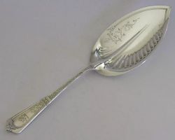 LARGE LUKIN FAMILY CREST AMERICAN SOLID STERLING SILVER SERVER 1890 ANTIQUE 106G