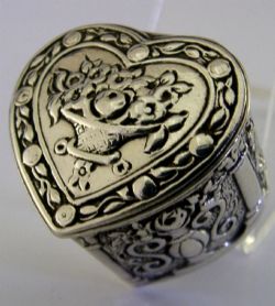 VERY PRETTY SOLID SILVER LOVE HEART BOX C1900 ANTIQUE