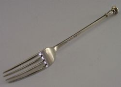 UNUSUAL ANTIQUE STERLING SILVER SEAL TOP FAMILY CRESTED FORK 1860 36G