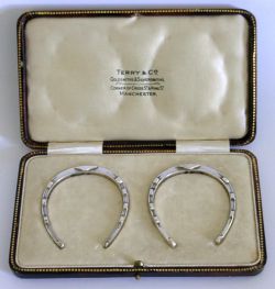 BEAUTIFUL CASED SOLID STERLING SILVER HORSE SHOE NAPKIN RINGS 1928 ENGLISH