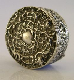 BEAUTIFUL FRENCH SOLID SILVER PILL TRINKET BOX C1900 ANTIQUE 16G