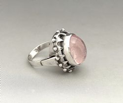 AN ATTRACTIVE SILVER ROSE QUARTZ RING