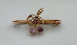A GORGEOUS VICTORIAN 9CT GOLD BROOCH