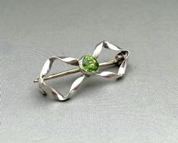A DELIGHTFUL EDWARDIAN SILVER BOW BROOCH