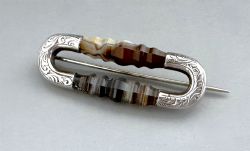 A CHARMING VICTORIAN SILVER AGATE BROOCH