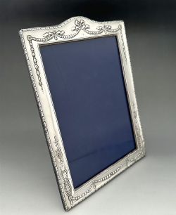AN ELEGANT EDWARDIAN 8X6 PORTRAIT SILVER PHOTO FRAME