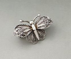 A GORGEOUS SILVER FILIGREE BUTTERFLY BROOCH