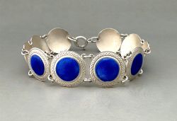 A STYLISH ART DECO SILVER ENAMEL BRACELET
