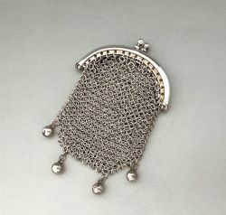A PETITE FRENCH SILVER CHAIN LINK COCKTAIL PURSE