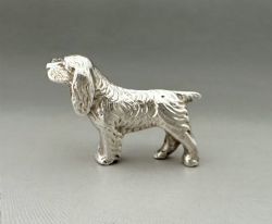 A DELIGHTFUL SILVER SPANIEL DOG BROOCH