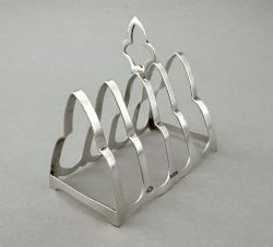 AN ATTRACTIVE FOUR SLICE SILVER TOAST RACK