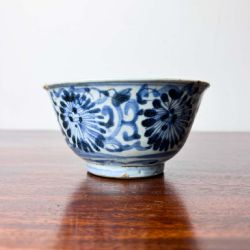 ANTIQUE CHINESE BLUE AND WHITE BOWL