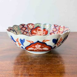 LARGE ANTIQUE JAPANESE IMARI PORCELAIN SCALLOP EDGE BOWL