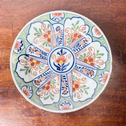 ANTIQUE DELFT POLYCHROME PLATE WITH GREEN BACKGROUND