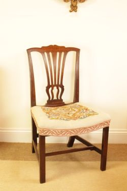 A PERIOD MAHOGANY OCCASIONAL CHAIR