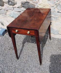 18TH CENTURY MAHOGANY PEMBROKE TABLE