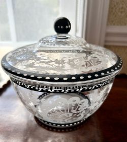 AN ENGRAVED GLASS BOWL AND COVER C1900
