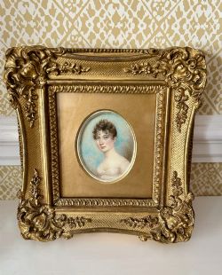A CHARMING EARLY 19TH CENTURY WATERCOLOUR PORTRAIT MINIATURE OF A YOUNG LADY