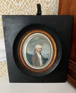 AN EARLY PORTRAIT MINIATURE WATERCOLOUR OF A GENTLEMAN IN A GREY WIG AND BROWN COAT C1830