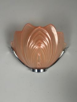 SINGLE PINK ART DECO CLAMS SHELL WALL LIGHT