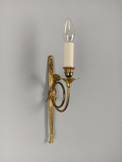 SINGLE FRENCH ANTIQUE SINGLE ARM LOUIS XVI GILDED BRASS WALL LIGHT