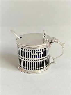 A VICTORIAN PIERCED SILVER DRUM MUSTARD POT SPOON