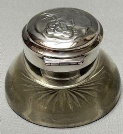 A LOVELY EDWARDIAN ART NOUVEAU SILVER LIDDED INKWELL