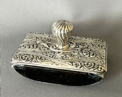 A LOVELY EDWARDIAN SILVER 'ROCKING' DESK BLOTTER