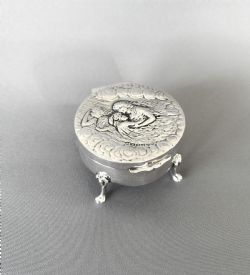 A CHARMING EDWARDIAN CHESTER SILVER TRINKET BOX
