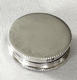 A SMALL GEORGE V SILVER PILL BOX