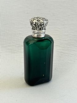 A CHARMING VICTORIAN SILVER MOUNTED BRISTOL GREEN SCENT BOTTLE