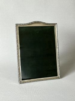 A LARGE EDWARDIAN SILVER PHOTO FRAME