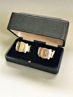 A LOVELY BOXED PAIR OF EDWARDIAN SILVER NAPKIN RINGS