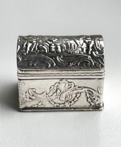 AN UNUSUAL EDWARDIAN NOVELTY SILVER RING BOX