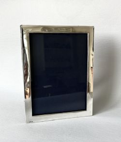 A HANDSOME LARGE SILVER GEORGE V PHOTO FRAME