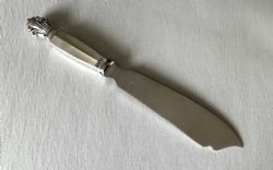 AN UNUSUAL MID CENTURY GEORG JENSEN SILVER HANDLED SERVING SLICE