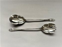A HANDSOME PAIR OF EDWARDIAN SILVER SALAD SERVERS