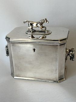 A FABULOUS EQUESTRIAN THEMED SILVER PLATED TOBACCOCIGAR BOX
