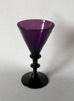A DESIRABLE GEORGIAN AMETHYST WINE FLUTE