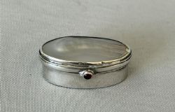 AN UNUSUAL EDWARDIAN SILVER MOTHER OF PEARL PILL BOX