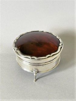 A FINE GEORGE V SILVER TORTOISESHELL TRINKET BOX