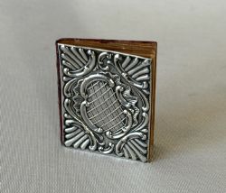 AN EDWARDIAN NOVELTY SILVER MOUNTED POCKET CALENDAR